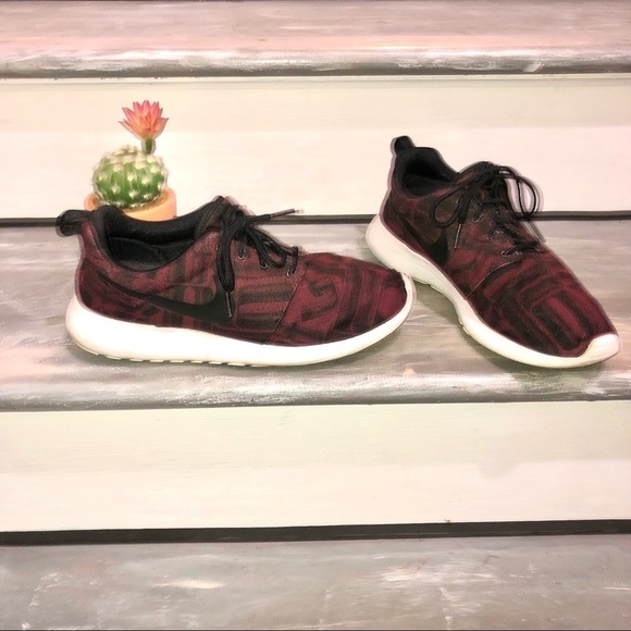 Nike Women's Roshe One 1 Print Night Maroon Sneakers size 9 844958-601 - Picture 4 of 9